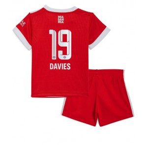 Bayern Munich Alphonso Davies #19 babykläder Hemmatröja barn 2022-23 Korta ärmar (+ Korta byxor)